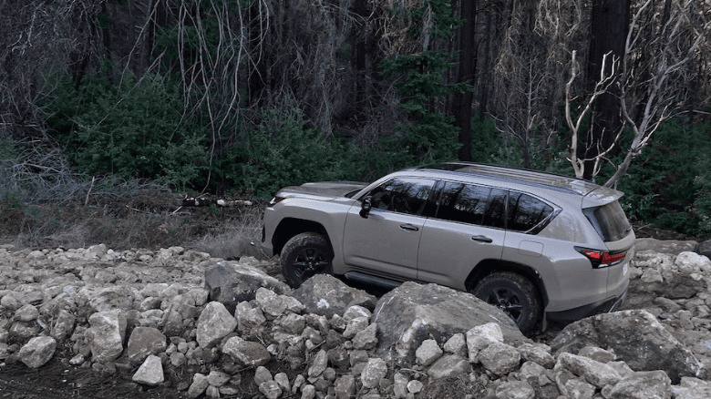 2025 Lexus LX 700h/techfullnews